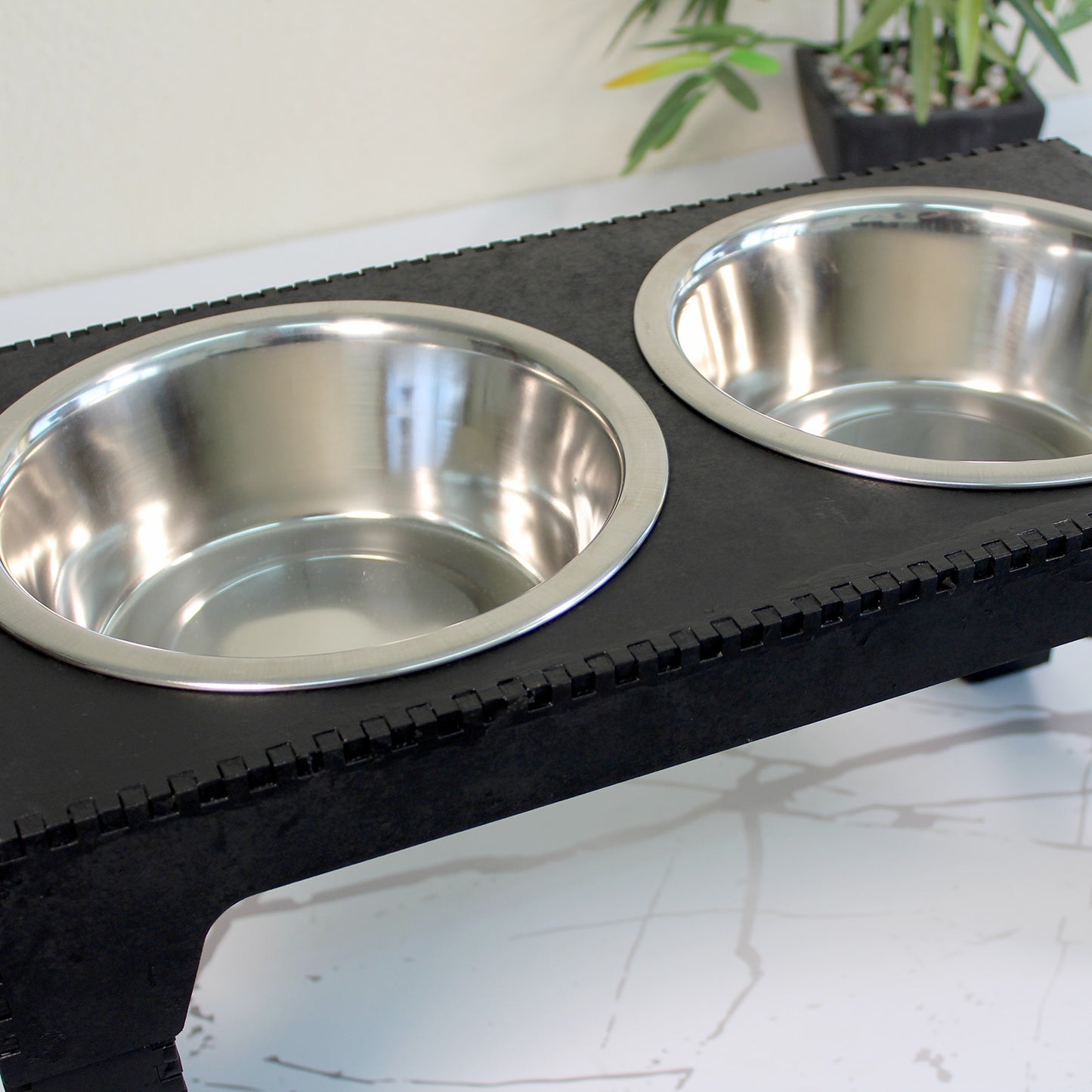 Comedero Elevado Perro Personalizado con Nombre y Patas Regulables hasta 41,8 cm - Modelo Trama